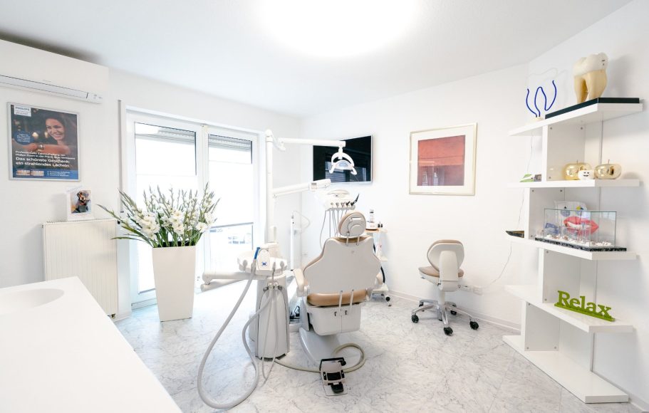 Praxiszimmer Moderne Zahnarztpraxis mit Behandlungsstuhl und hellem, freundlichem Ambiente.