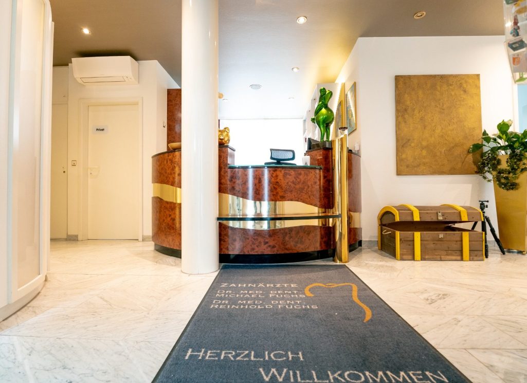 Rezeption eines modernen Hotels mit ausreichend Platz und einer einladenden Atmosphäre.